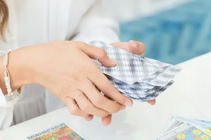You are currently viewing How Tarot Can Provide Clarity in Decision-Making